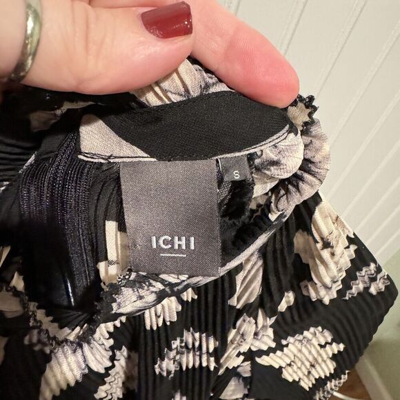 ICHI Black Floral Pleated High Neck Blouse Size Small - Picture 4 of 8
